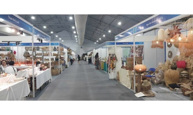 Triển lãm nội thất và thủ công mỹ nghệ quốc tế — buyer châu Âu xem hàng